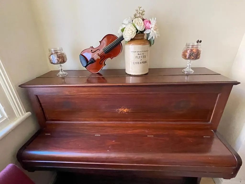Room In Family Home Near Penny Lane Liverpool Reino Unido