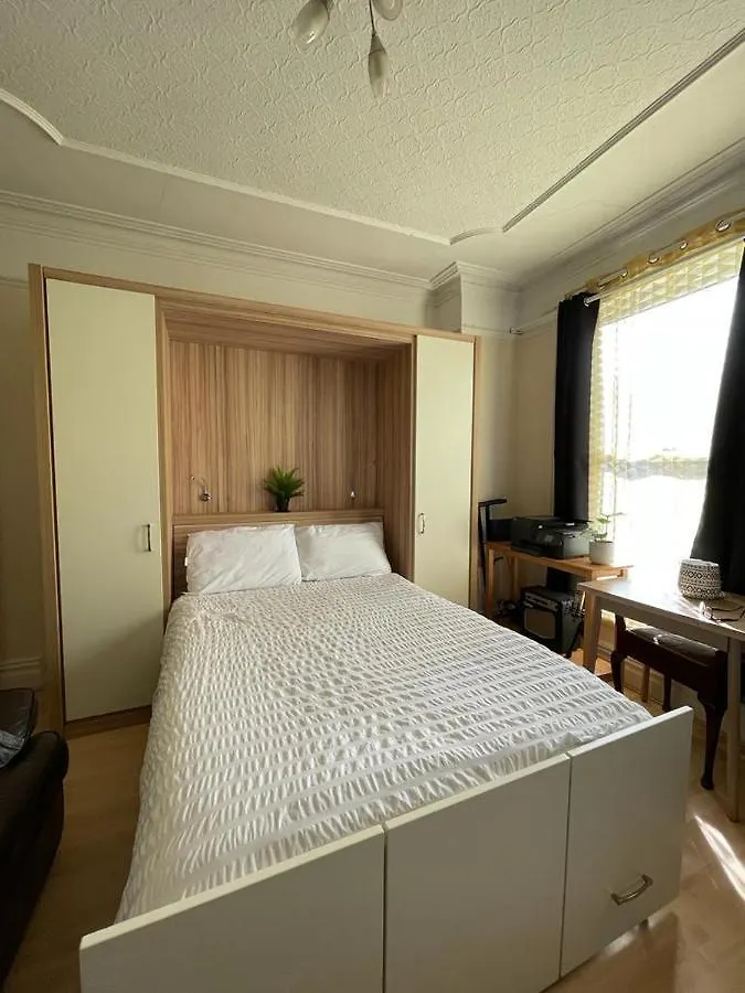 Room In Family Home Near Penny Lane Liverpool