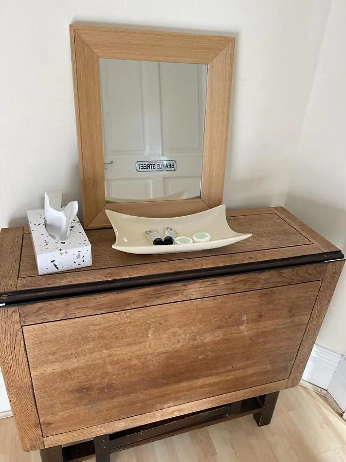 Room In Family Home Near Penny Lane Liverpool
