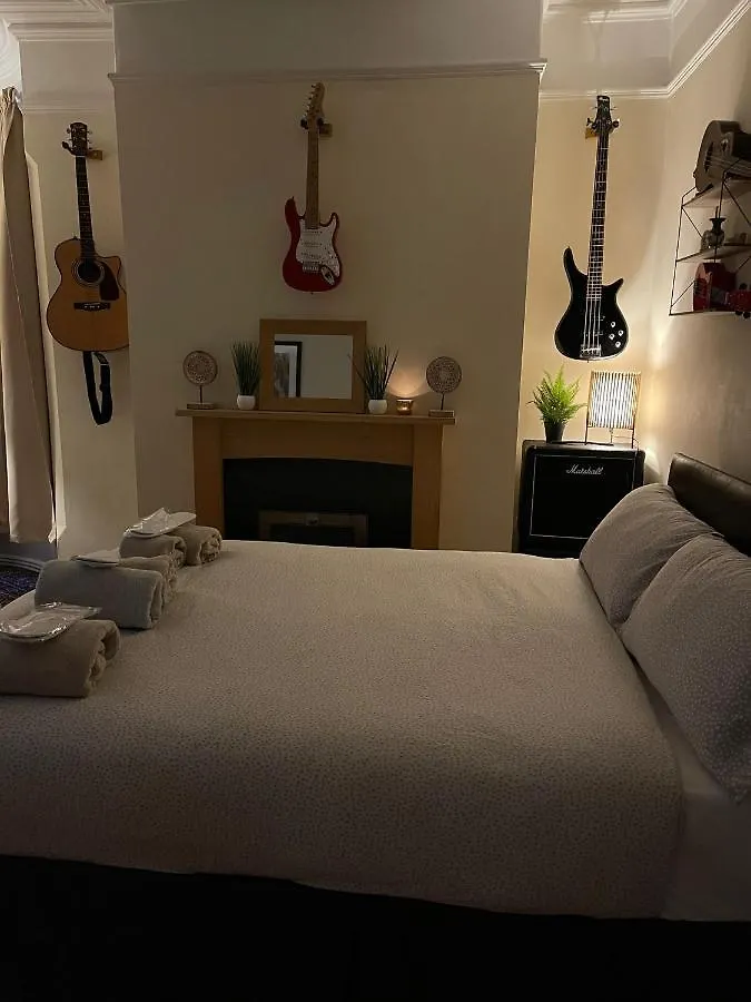Room In Family Home Near Penny Lane Liverpool Pensión