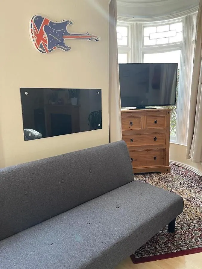 Room In Family Home Near Penny Lane Liverpool Guest house