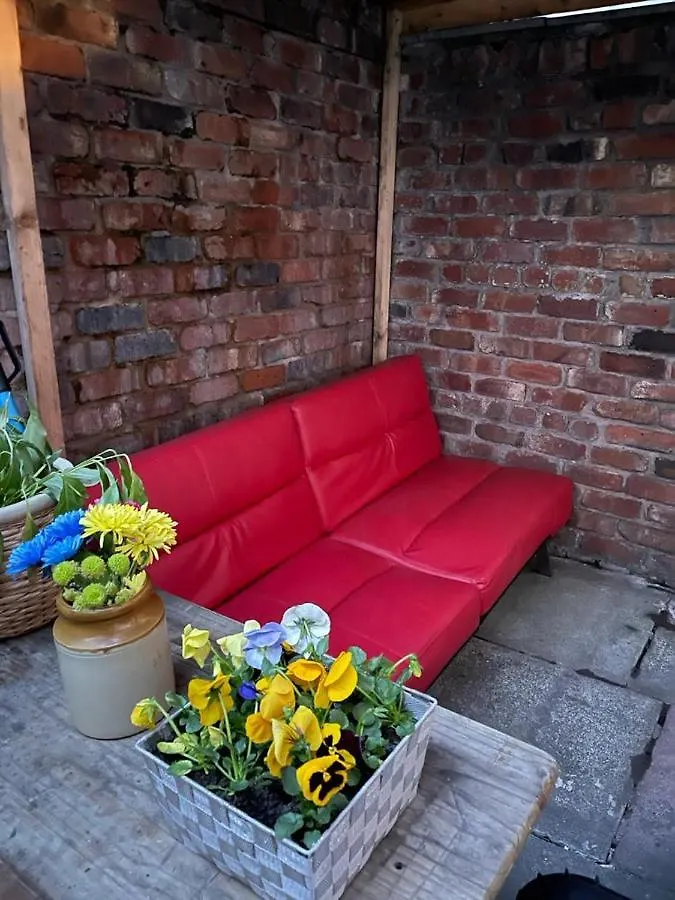 Room In Family Home Near Penny Lane Liverpool 0*,